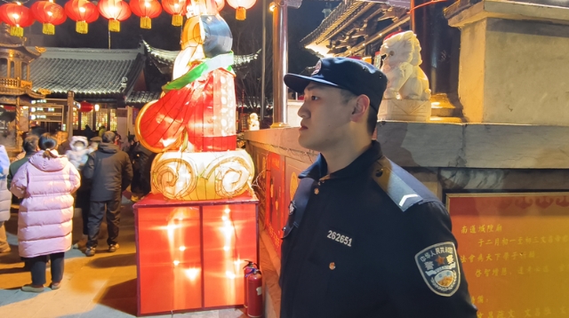 城隍廟元宵活動(dòng)現(xiàn)場(chǎng)，民警點(diǎn)亮“平安燈”